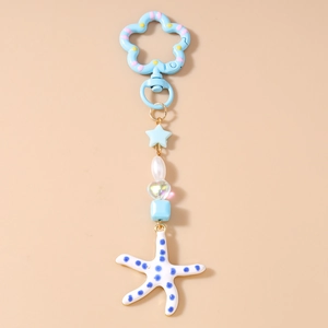 Detail van kralen sleutelhanger met lichtblauwe zeester hanger en bloemvormige sluiting