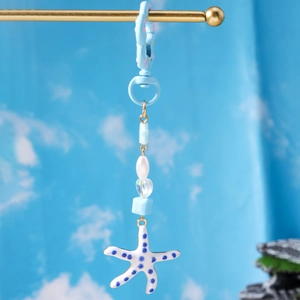 Detail van sterren-kralen sleutelhanger met blauwe sluiting en een zeester-hanger