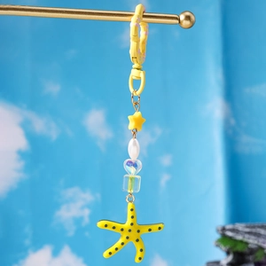 Detail van de kralen sleutelhanger met gele zeester hanger en kleurrijke hart kralen