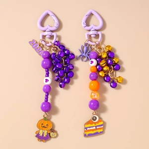 Details von Halloween Perlen Schlüsselanhängern mit lila Kürbis und Spinne Anhänger