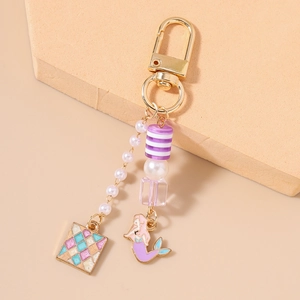 Détail du porte-clés sirène avec perles, billes colorées et fermoir doré chic