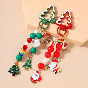 Gros plan du porte-clés bonhomme de neige avec perles et breloques de Noël en émail
