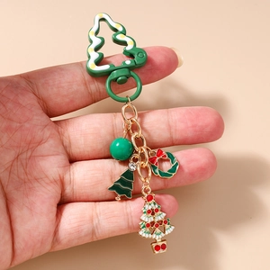 Gros plan détaillé d'un porte-clés sapin de Noël festif avec des breloques en émail