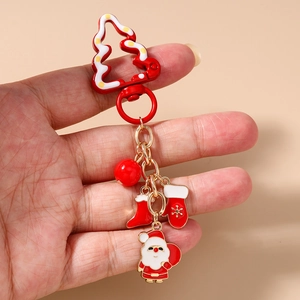 Détail d'un porte-clés festif de Noël avec des pendentifs Père Noël et sapin de Noël