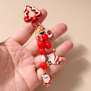 Détail du porte-clés de Noël perlé avec charms Père Noël et crochet d'arbre festif rouge