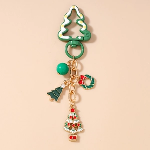 Détail d'un porte-clés sapin de Noël avec chaîne dorée et breloques en strass brillants