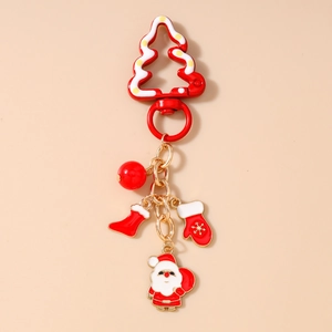 Détail du porte-clés de Noël avec charms Père Noël, gant et chaussette sur crochet rouge