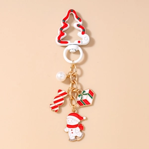 Détail du porte-clés sapin de Noël avec breloques en émail comme bonbons et cadeaux