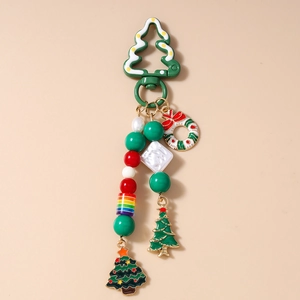 Détail du porte-clés sapin de Noël avec perles colorées et breloques festives