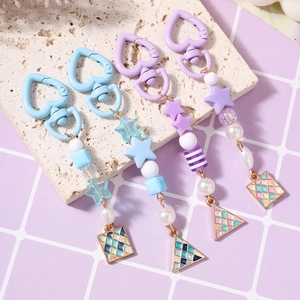 Portachiavi con chiusura a cuore e perline a strisce con pendenti geometrici in smalto