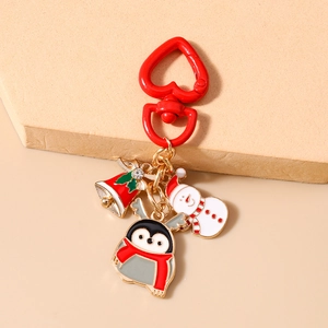 Details der Weihnachts-Schneemann- und Pinguin-Anhänger mit rotem Herz-Karabiner