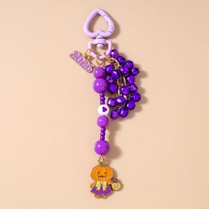 Detailaufnahme Halloween Schlüsselanhänger mit lila Herzkarabiner und Kürbisfigur