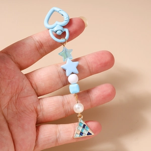 Dettaglio di perline a stella blu e ciondolo a mosaico su un portachiavi a cuore alla moda