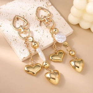 Porte-clés tendance en forme de cœur avec breloques dorées et pendentif perle pour sac
