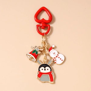 Details von Weihnachts-Schneemann und Pinguin-Anhängern mit rotem Herz-Verschluss