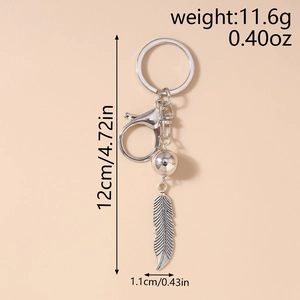 Détail d'un porte-clés plume bohème montrant les dimensions 12cm et le poids de 11,6g