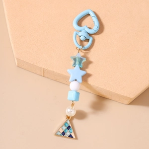 Dettaglio portachiavi blu con perline a stella e ciondolo a triangolo a righe