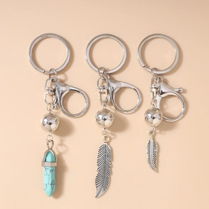 Porte-clés Bohème Vintage en Alliage de Zinc avec Prisme Hexagonal en Turquoise et Plumes pour Femme Homme Pendentif de Sac Cadeau