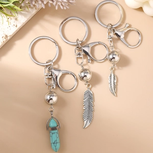 Porte-clés bohème en argent avec pilier hexagonal en turquoise et pendentifs en plumes
