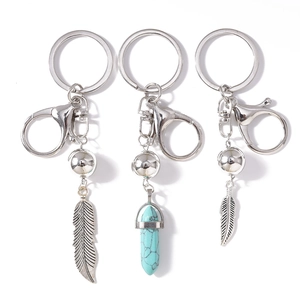 Porte-clés bohème en argent avec pilier hexagonal turquoise et plumes métalliques