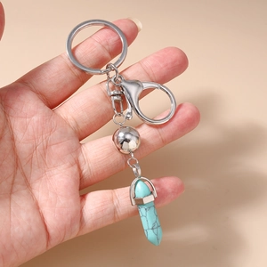 Détail du porte-clés bohème avec prisme en turquoise et fermoir en métal argenté