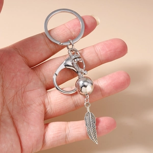 Porte-clés argenté détaillé avec pendentif en forme de plume et fermoir mousqueton