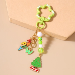 Dettaglio portachiavi albero di Natale con perline HAPPY e ciondolo smaltato verde
