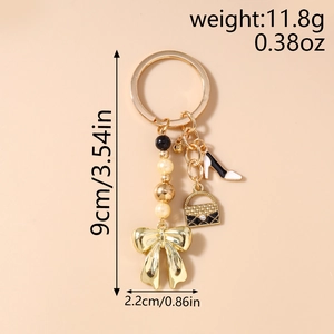 Vue détaillée d'un porte-clés doré avec breloque escarpin et dimensions du produit