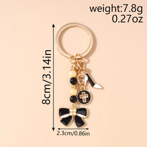 Détail du porte-clés avec nœud, perles et charms talons hauts mesurant 8cm par 2,3cm