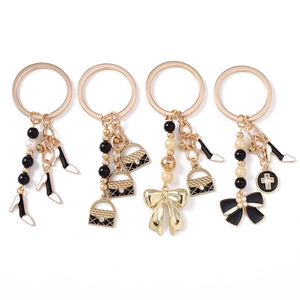 Lot de 4 porte-clés dorés chic avec talons hauts, sacs à main et perles pour sacs