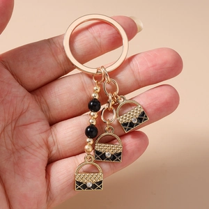 Détails du porte-clés à pampilles perlées avec mini pendentifs de sacs matelassés