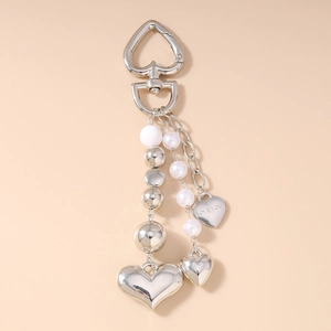 Détail du porte-clés cœur argenté avec perles et pendentif gravé LOVE YOU pour sacs