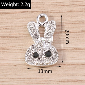 Vue détaillée du pendentif lapin en strass de 20mm x 13mm pour la création de bijoux