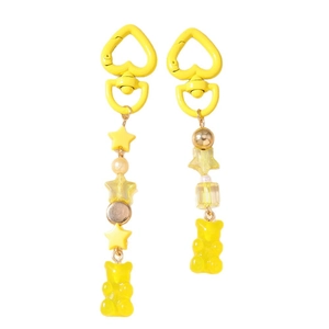 Set portachiavi con orsetto e stella giallo brillante con perle su sfondo bianco