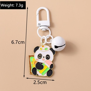 Vue détaillée du porte-clés panda en émail avec dimensions et poids sur fond doux pastel