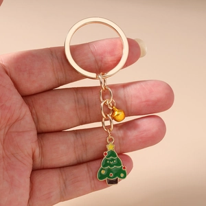 Porte-clés de sapin de Noël doré avec une cloche verte et des ornements colorés