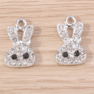 Gros plan de pendentifs lapin argentés avec strass et nœud pour bijoux personnalisés