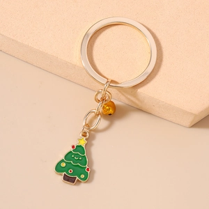 Détail du porte-clés sapin de Noël avec pendentif en émail vert et cloche dorée