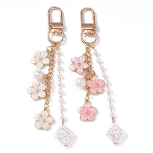 Blumen-Perlen-Schlüsselanhänger-Set mit Emaille-Kirschblüten und Troddeln an Goldkarabiner