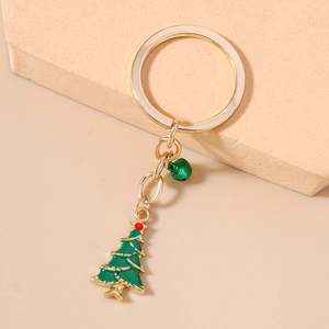 Détail d'un porte-clés de Noël avec clochette verte et sapin en émail sur support