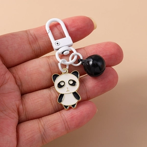 Vue détaillée du porte-clés panda avec clochette noire et mousqueton laqué blanc