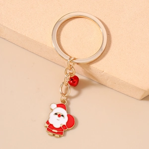 Détail du porte-clés de Noël doré avec un joli pendentif en forme de Père Noël en émail