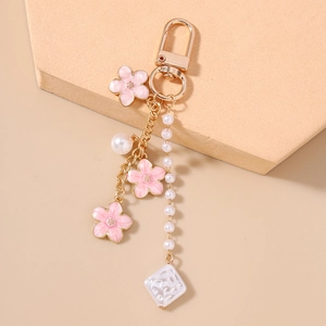 Details vom Kirschblüten-Schlüsselanhänger mit Perlen und Goldbeschichtung