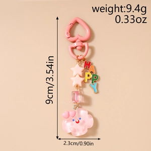 Vue détaillée du porte-clés nuage rose Happy avec fermoir cœur et étoiles