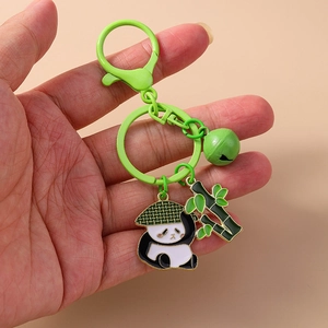 Détail d'un porte-clés panda en émail avec pendentif en bambou vert et petite clochette