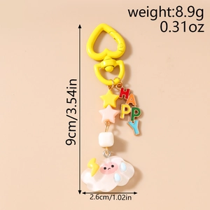 Détail d'un porte-clés coloré HAPPY avec des perles en étoile et un pendentif nuage