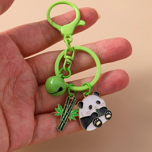 Détail d'un porte-clés panda et bambou vert avec clochette et boucle en D