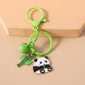 Vue détaillée d'un porte-clés panda avec pendentif bambou et petit grelot vert