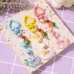 Porte-clés HAPPY en forme d'étoile et de nuage coloré avec mousquetons en métal en forme de cœur