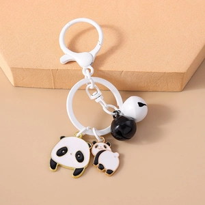 Détail de pendentifs panda en émail avec anneau en métal blanc et clochettes